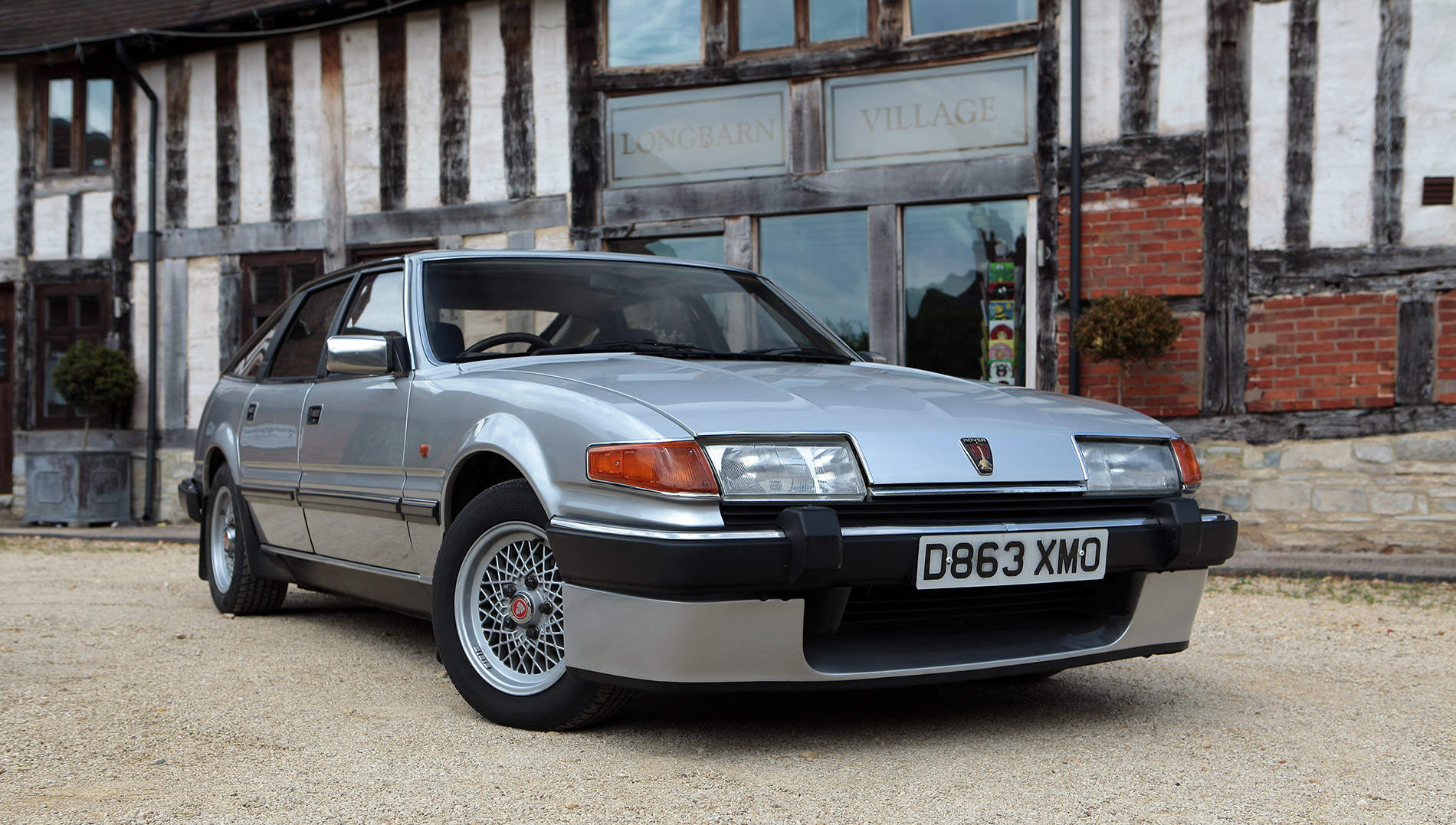 Silver Rover SD1 Vitesse parked outside a traditional inn