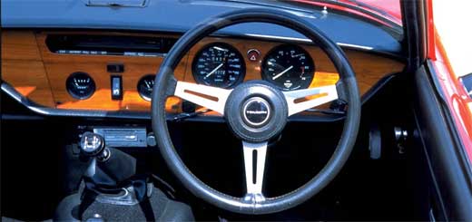 15 inch Plastic Steering Wheel & Centre Pad - 518534