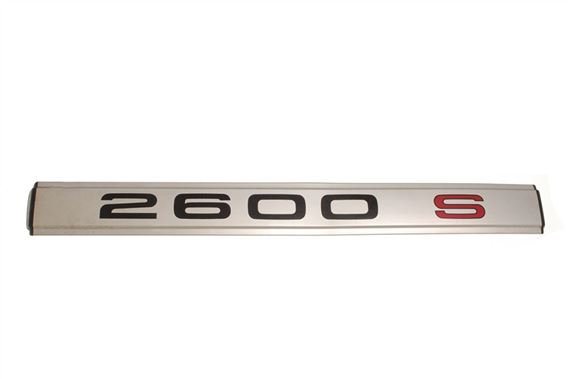 SD1 Rear Model Badge - 2600 S - Bold Script - BRC8297